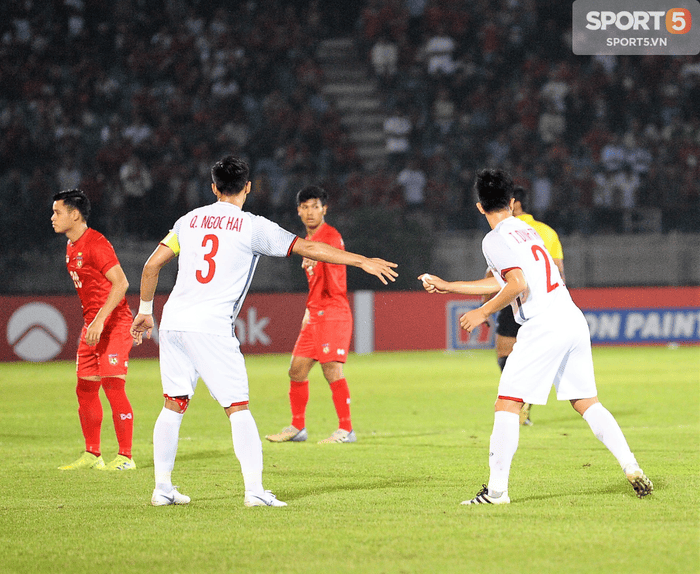 Quế Ngọc Hải 'gửi đồ' cho Đình Trọng ở giữa hiệp 2 (Ảnh: Sport5) Tin bóng đá HOT, Tin bóng đá HOT hôm nay, Việt Nam, ĐT Việt Nam